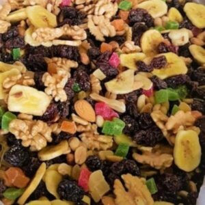 GRANOLA ESPECIAL: (Avena arrollada, copos de maiz, sésamo integral, lino, girasol, almendra, caju, coco rallado, miel, pasas de uva morochas y rubias, esencia de vainilla y canela molida. Con un 35% m